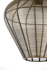 Close-up van een hanglamp met een draadroosterontwerp, gezien vanaf de zijkant.
