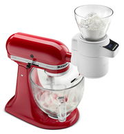 Rote Küchenmaschine mit angebrachtem Sieb und digitaler Waage, seitliche Perspektive