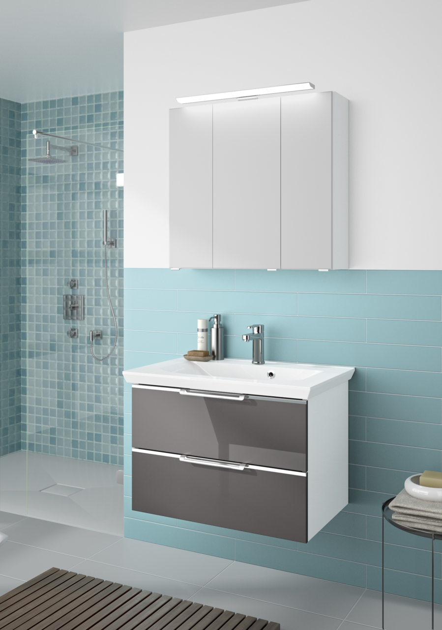 Moderner Badblock mit Waschbecken und Spiegelschrank, seitliche Perspektive