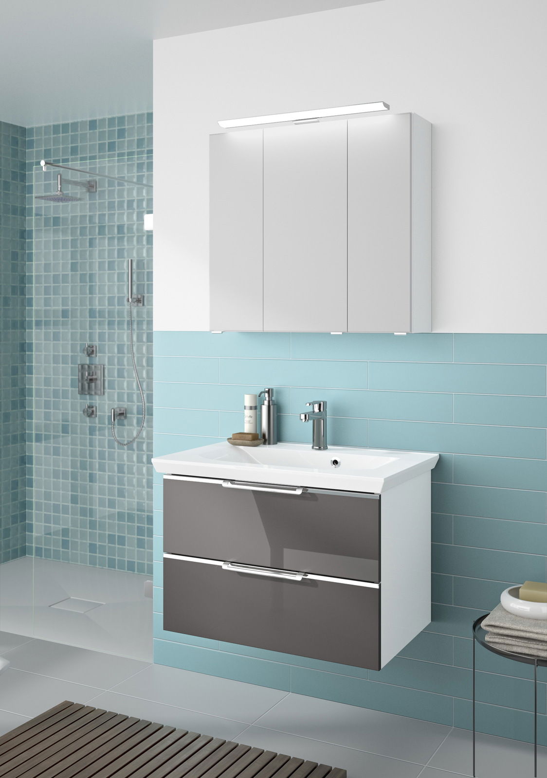 Moderner Badblock mit Waschbecken und Spiegelschrank, seitliche Perspektive