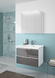 Moderner Badblock mit Waschbecken und Spiegelschrank, seitliche Perspektive