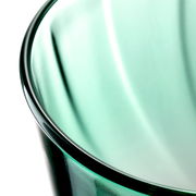 Nahaufnahme eines grünen Trinkglases Twist mit geschwungenem Design, von oben betrachtet.