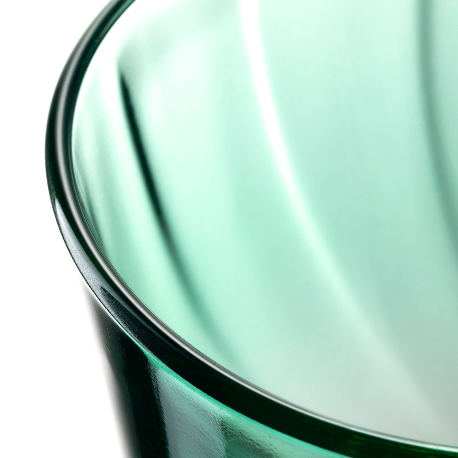 Nahaufnahme eines grünen Trinkglases Twist mit geschwungenem Design, von oben betrachtet.