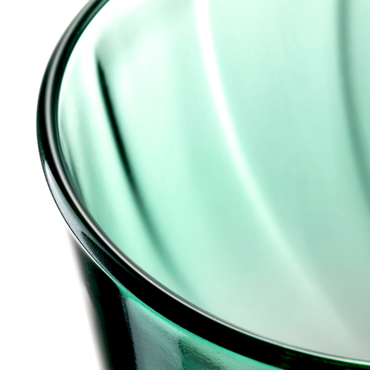 Close-up van een groen Twist-drinkglas met een gebogen vorm, gezien van bovenaf.