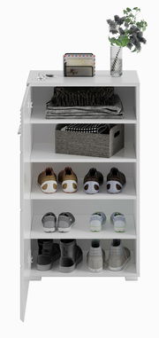 Weiße Garderobenkombination mit mehreren Regalböden, gefüllt mit Schuhen, einem Korb und gefalteten Textilien, aus frontaler Perspektive betrachtet.