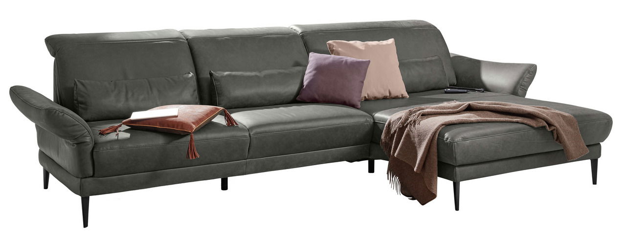 Grüne Longchairkombination mit mehreren Kissen und einer Decke, seitliche Perspektive