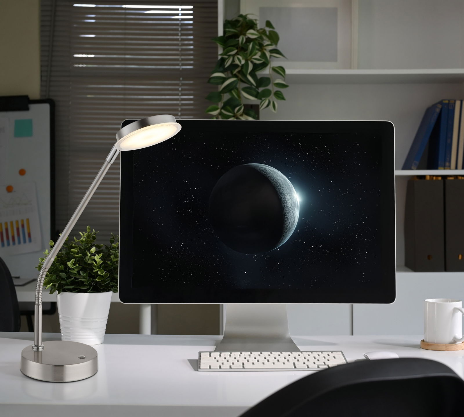 Moderne LED-Tischleuchte in einem Büro, seitliche Perspektive