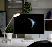 Moderne LED-Tischleuchte in einem Büro, seitliche Perspektive