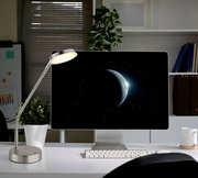 Moderne LED-Tischleuchte in einem Büro, seitliche Perspektive