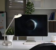 Moderne LED-Tischleuchte in einem Büro, seitliche Perspektive