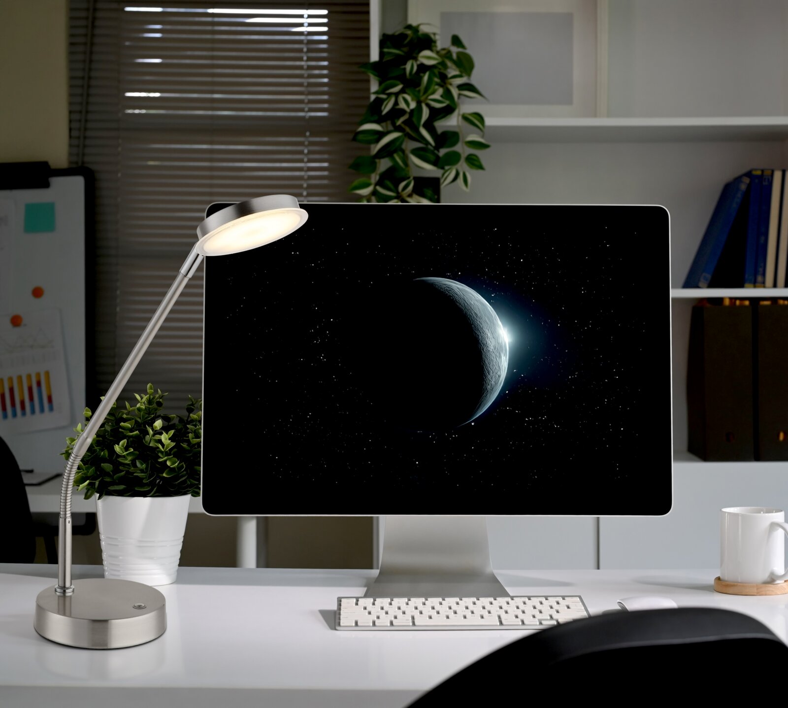 Moderne LED-Tischleuchte in einem Büro, seitliche Perspektive