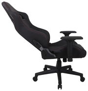 Seitliche Ansicht eines schwarzen Gaming-Stuhls mit roten Nähten, verstellbaren Armlehnen und Rollen.