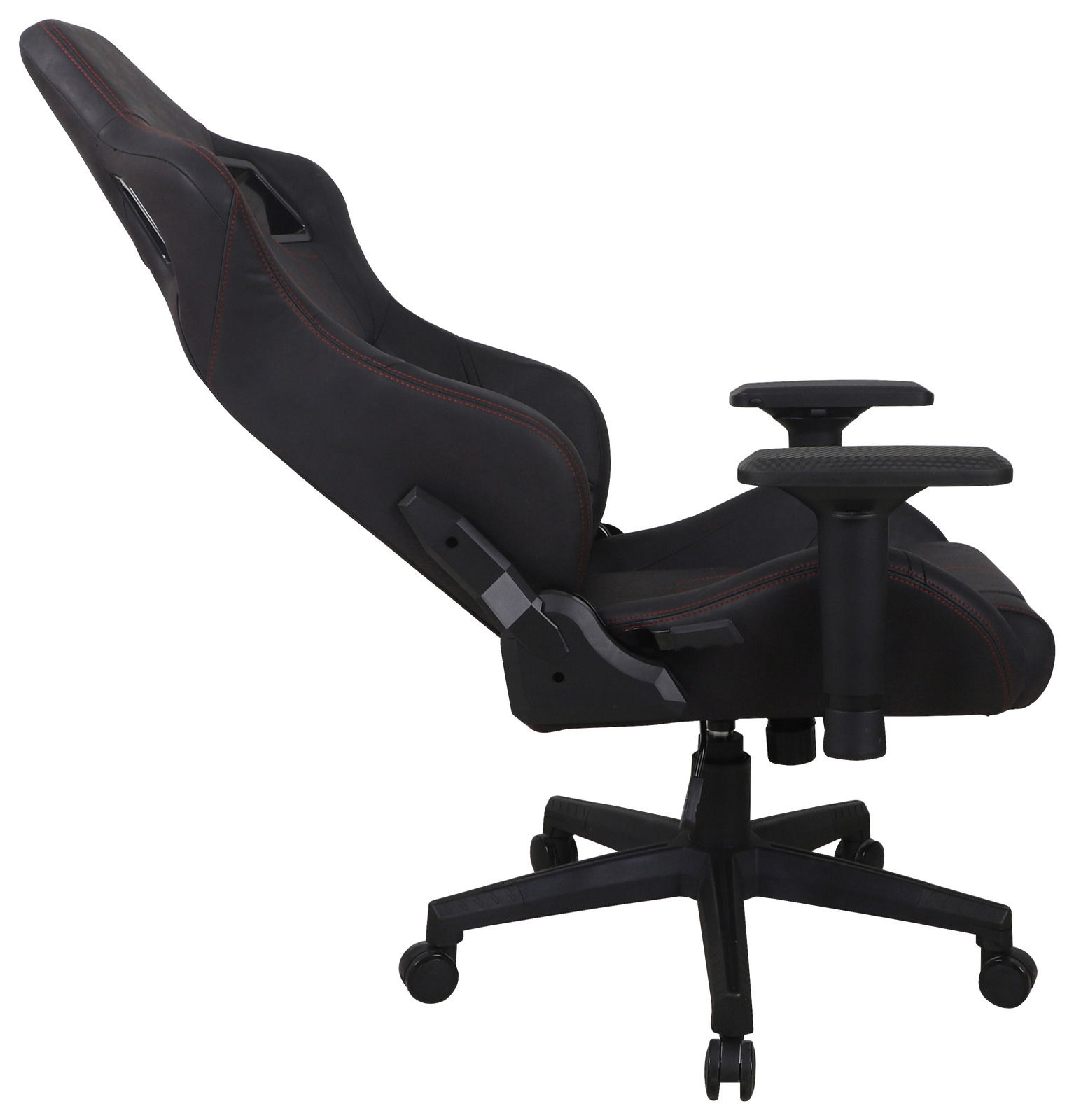 Seitliche Ansicht eines schwarzen Gaming-Stuhls mit roten Nähten, verstellbaren Armlehnen und Rollen.