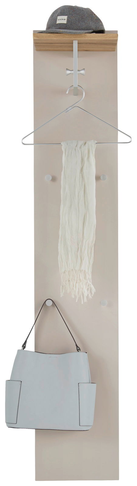 Garderobenpaneel in Frontalansicht mit Hutablage, Kleiderhaken, Schal und Tasche.