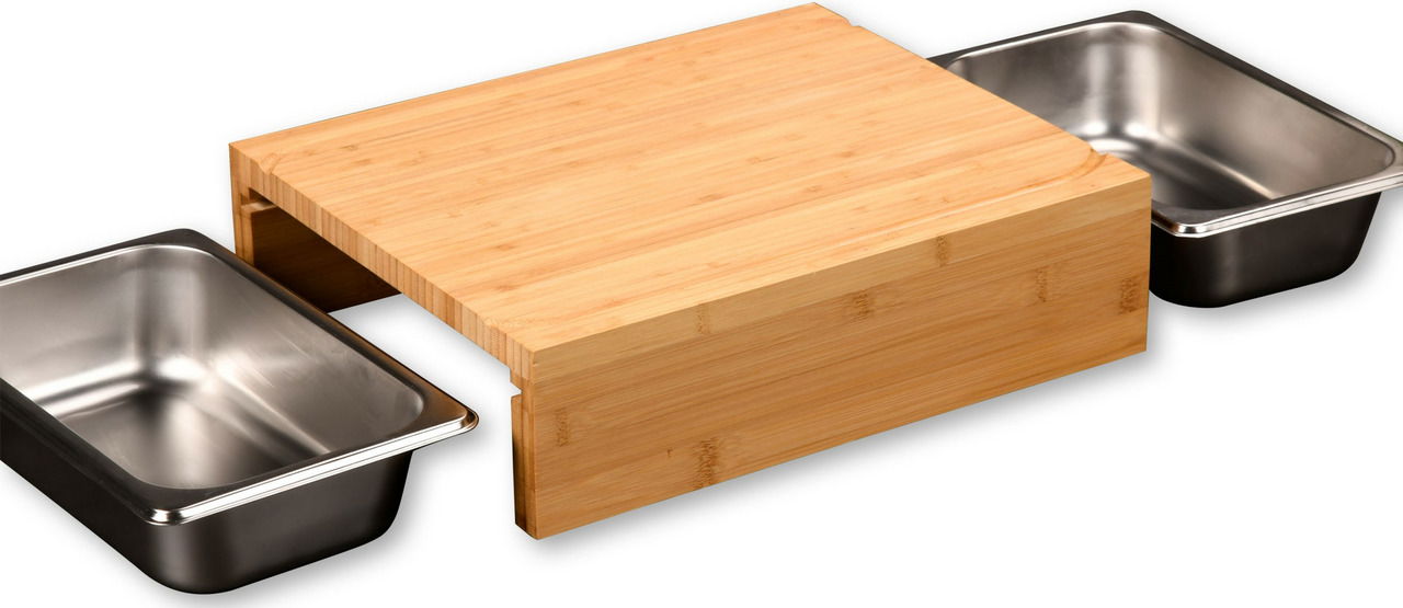 Schneidebrett aus Holz mit zwei herausziehbaren Edelstahl-Auffangschalen, seitliche Perspektive.