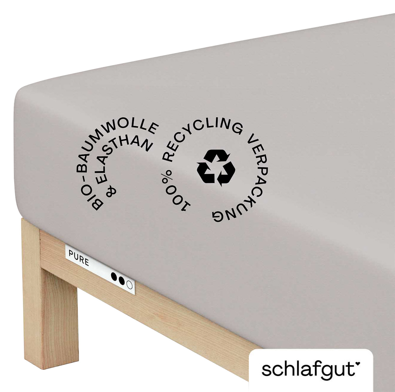 Spannbettlaken aus Bio-Baumwolle und Elasthan in Seitenansicht, mit Hinweis auf 100% recycelte Verpackung.