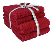 Vier-teiliges Handtuchset in kräftigem Rot, gestapelt und mit einer dekorativen Schleife gebunden, seitliche Perspektive.
