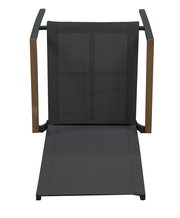 Stapelstuhl mit schwarzem Netzgewebe und Holzarmlehnen, Ansicht von oben