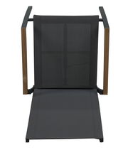 Stapelstuhl mit schwarzem Netzgewebe und Holzarmlehnen, Ansicht von oben