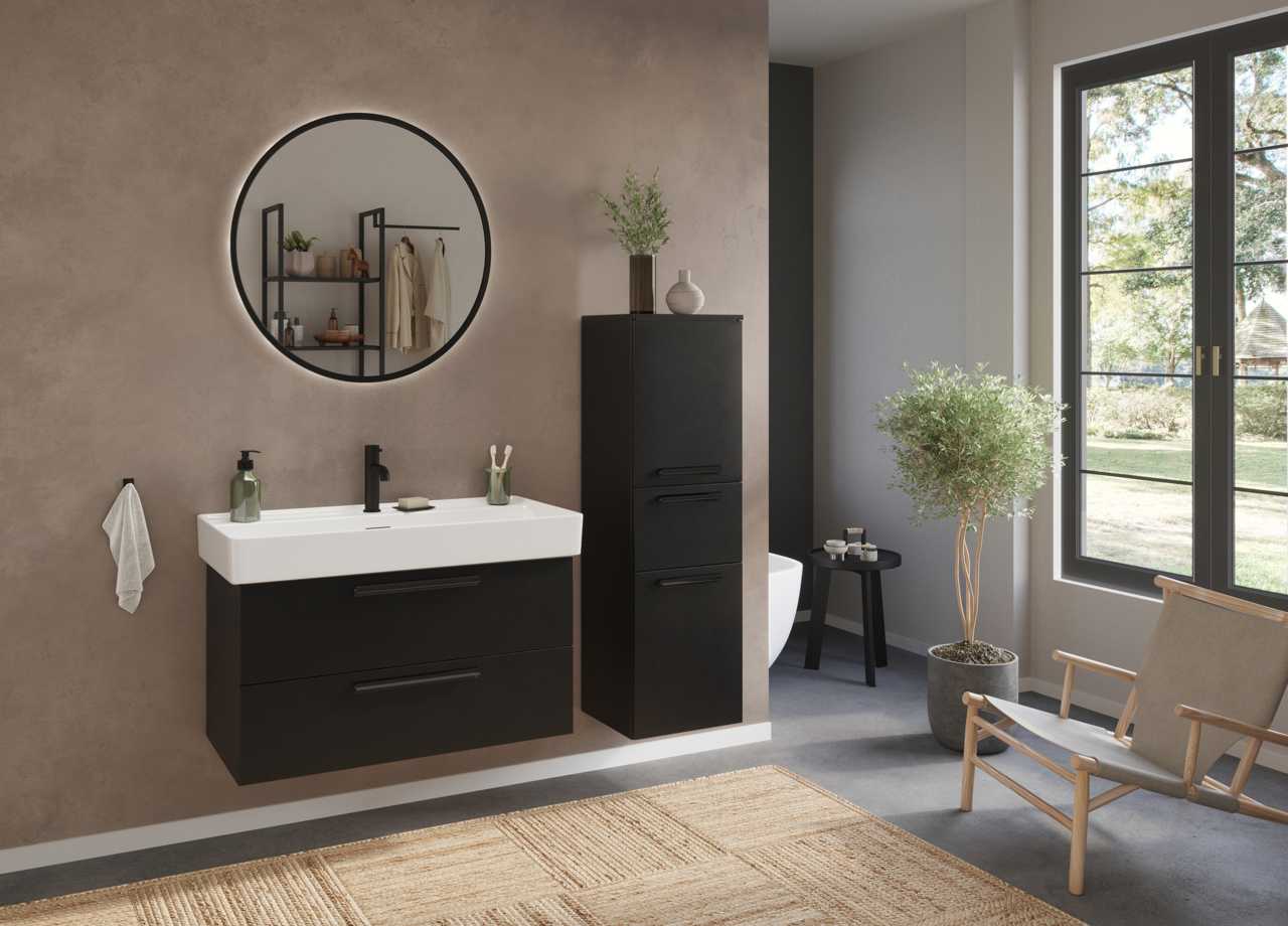 Modernes Waschtisch-Set in einem stilvollen Badezimmer mit schwarzem Schrank und rundem Spiegel, seitliche Perspektive.