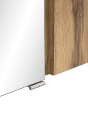 Nahaufnahme eines Spiegelschranks mit Holzrahmen und Metallgriff, seitliche Perspektive