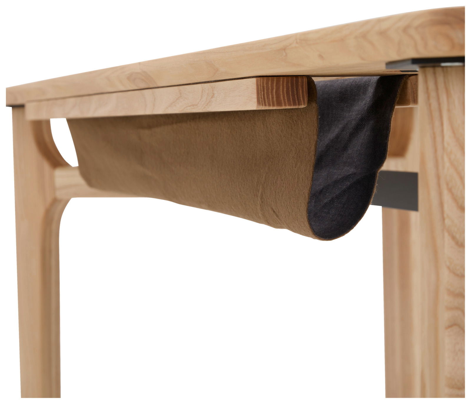 Nahaufnahme eines Schreibtisches aus Holz mit einer hängenden Stofftasche unter der Tischplatte, seitliche Perspektive