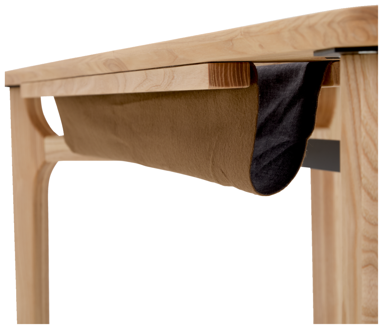 Nahaufnahme eines Schreibtisches aus Holz mit einer hängenden Stofftasche unter der Tischplatte, seitliche Perspektive