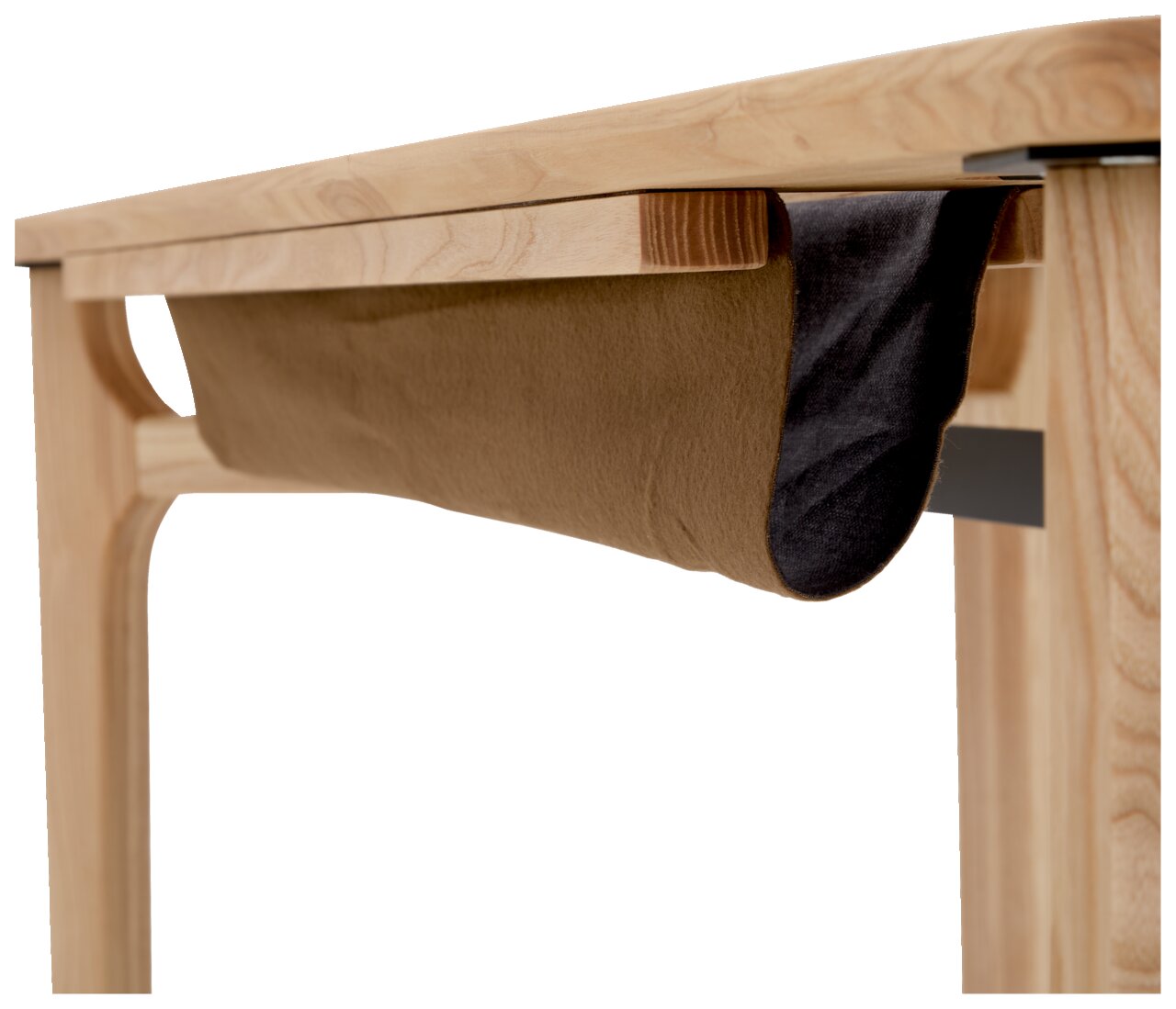 Nahaufnahme eines Schreibtisches aus Holz mit einer hängenden Stofftasche unter der Tischplatte, seitliche Perspektive