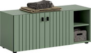 Salbeigrünes Sideboard mit geriffelter Front, zwei Türen mit schwarzen Griffen und offenem Fach rechts; gefaltete Decken obenauf, Ansicht schräg von vorne links.