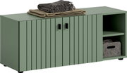 Salbeigrünes Sideboard mit geriffelter Front, zwei Türen mit schwarzen Griffen und offenem Fach rechts; gefaltete Decken obenauf, Ansicht schräg von vorne links.