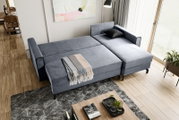 Schlafsofa in L-Form mit rechter Ausrichtung, in einem modernen Wohnzimmer mit Holzboden und großen Fenstern, aus der Vogelperspektive fotografiert.