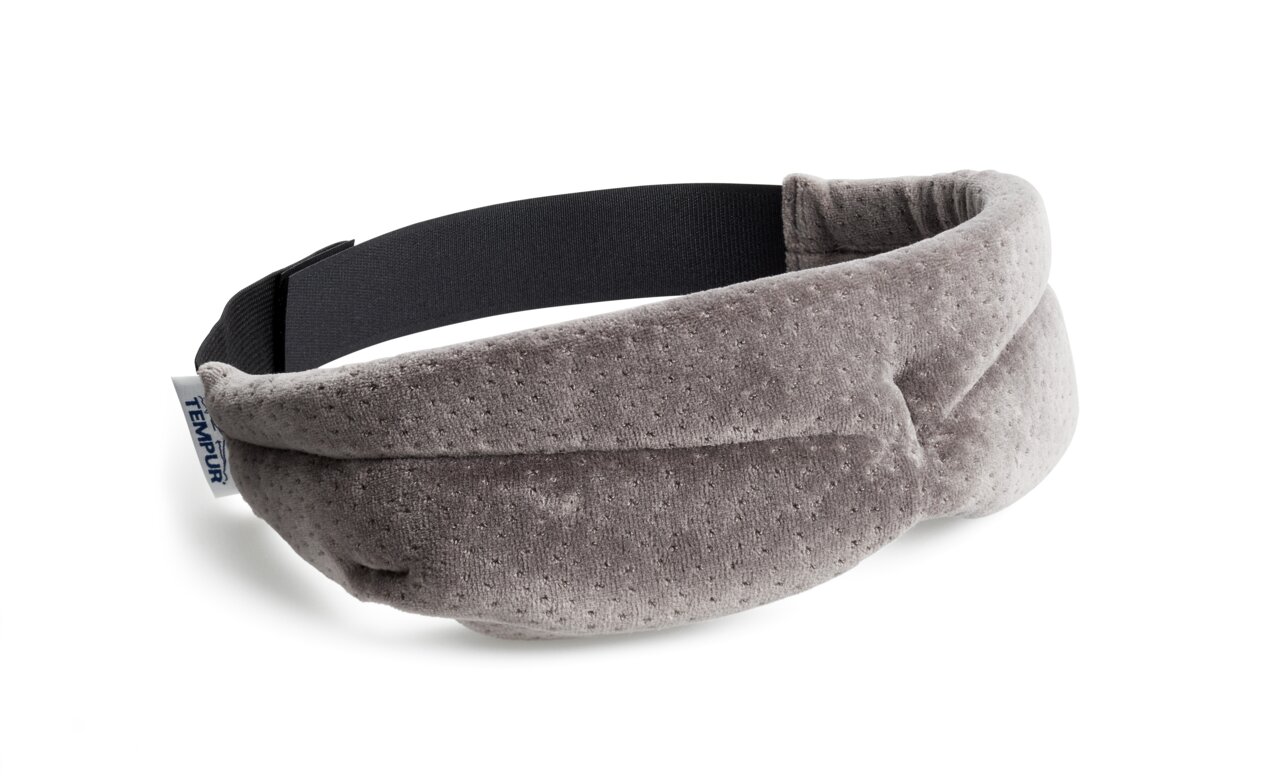 Graue Tempur Schlafmaske aus weichem Material mit elastischem Band, seitliche Perspektive