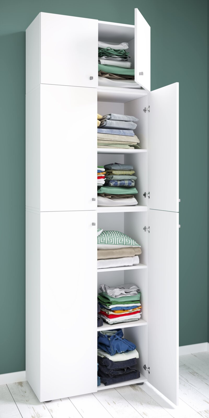 Weißer Kleiderschrank mit mehreren offenen Türen und sichtbaren Regalfächern mit gefalteter Kleidung, schräg von vorn fotografiert
