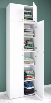Weißer Kleiderschrank mit mehreren offenen Türen und sichtbaren Regalfächern mit gefalteter Kleidung, schräg von vorn fotografiert