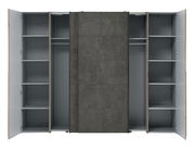 Offener Dreh- und Schwebetürenschrank NARAGO mit grauer Betonoptik, zeigt Innenfächer und Kleiderstangen, frontale Ansicht.