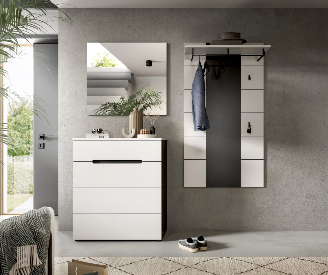 Moderne Garderoben-Kombination im Flur: weiße Kommode mit Schubladen und schwarzem Griff unter einem quadratischen Spiegel sowie wandmontierte Garderobe mit Hutablage, Haken und dunkler Mittelblende frontale Perspektive.