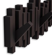 Moderne Wandgarderobe in dunklem Design mit geometrischen Formen, seitliche Perspektive