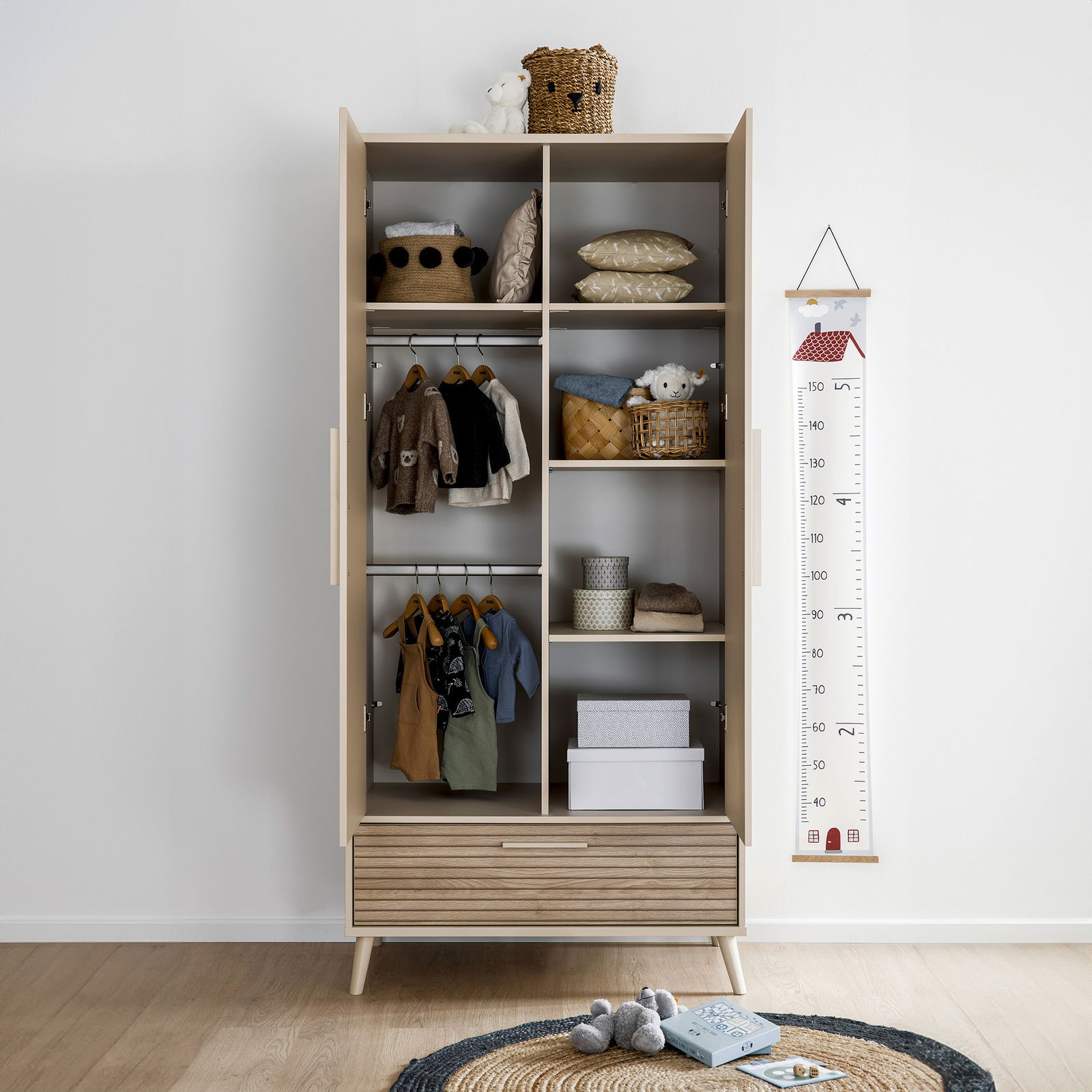 Paidi Kleiderschrank EEFJE Offener Kleiderschrank mit zwei Türen und einer Schublade, gefüllt mit Kinderkleidung und Accessoires, aus frontaler Perspektive.