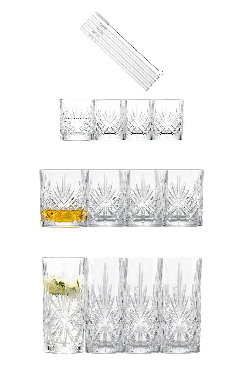 Set aus Kristallgläsern und Trinkhalmen, seitliche Perspektive