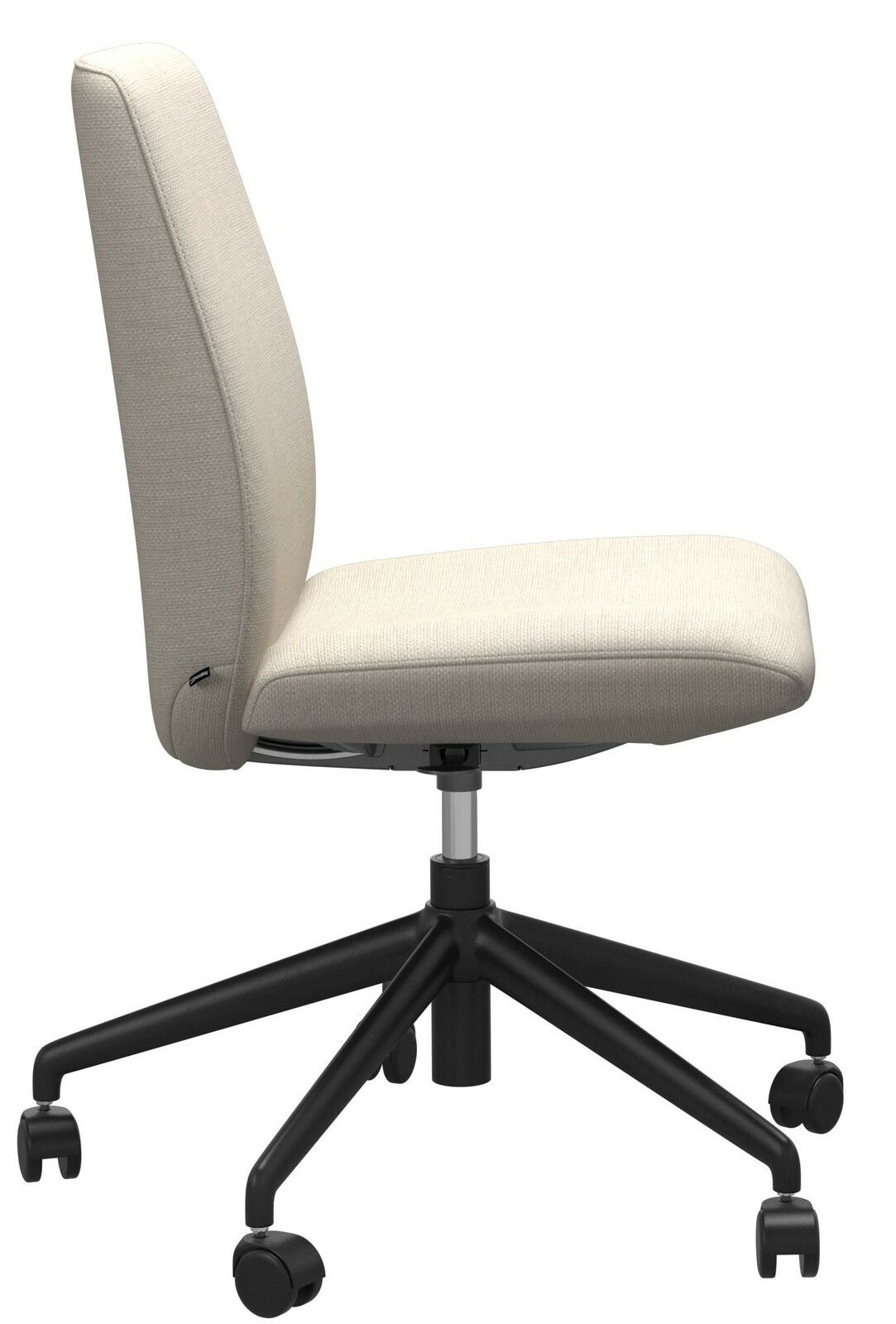 Seitenansicht eines beigen Home Office Stuhls mit schwarzem Drehfuß und Rollen.