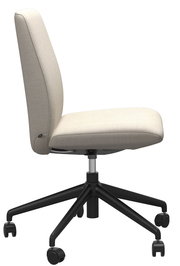 Seitenansicht eines beigen Home Office Stuhls mit schwarzem Drehfuß und Rollen.