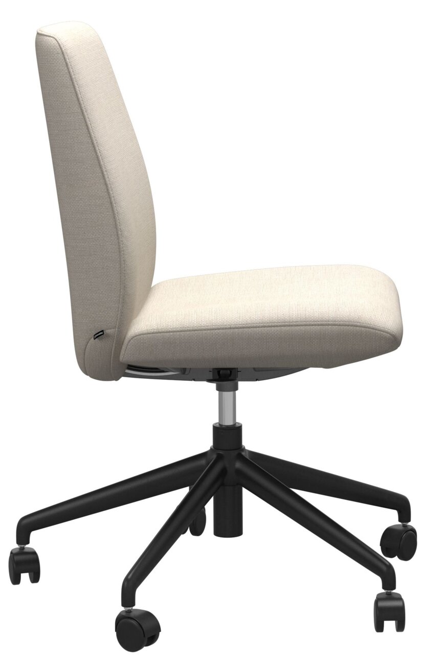 Zijaanzicht van een beige thuiskantoorstoel met een zwart draaipootstel en wieltjes.