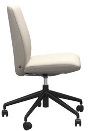 Zijaanzicht van een beige thuiskantoorstoel met een zwart draaipootstel en wieltjes.