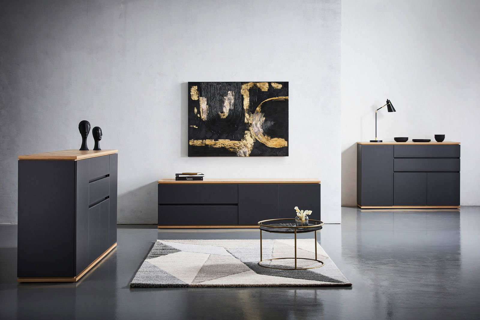 XORA Sideboard YAMAEL Moderne Wohnzimmermöbel in dunklem Grau mit Holzoberflächen, bestehend aus einem Sideboard, einem TV-Lowboard und einer Kommode, aus der Frontalperspektive fotografiert.