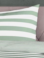Bettwäsche mit grünen und weißen Streifen, seitliche Perspektive