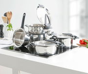 Topfset Intensa 5-tlg. aus Edelstahl auf einem modernen Herd, seitliche Perspektive