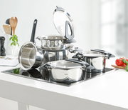 Topfset Intensa 5-tlg. aus Edelstahl auf einem modernen Herd, seitliche Perspektive