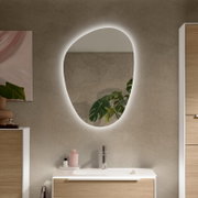 Ovale, verlichte LED-wandspiegel in een moderne badkamer boven een wastafel, vooraanzicht