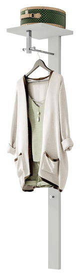 Garderobe mit Hutablage, Kleiderbügel und hängendem Mantel, seitliche Perspektive