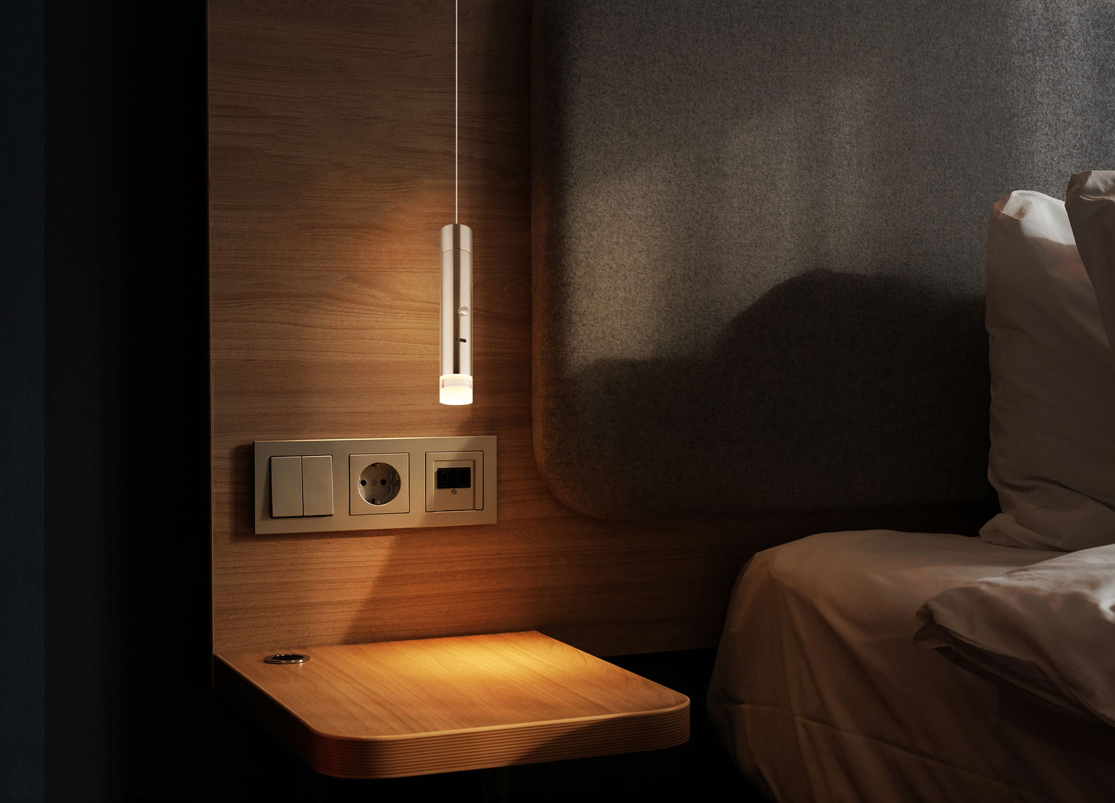 Moderne Akku-Pendelleuchte in einem gemütlichen Schlafzimmer, seitliche Perspektive